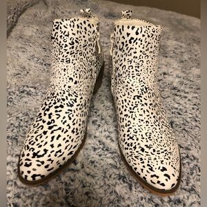 Journee Collection Rebel Animal Print Ankle Boots 2 inch block heel Size 8 1/2